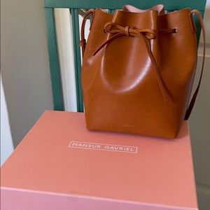 Mansur Gaveriel bucket bag in Cammello/Rosa